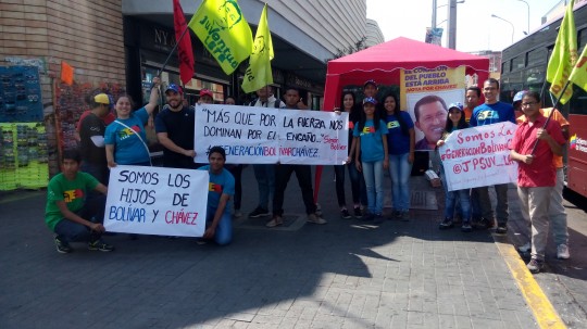 Con música y alegría la juventud salió a las calles en defensa de Bolívar y Chávez 