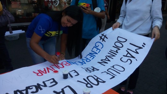 Elaboración de pancartas con mensajes Bolivarianos 